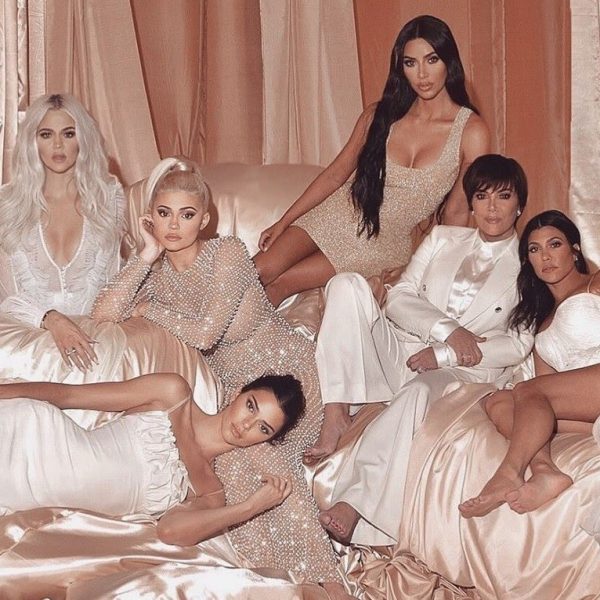 Família Kardashian adere ao brechó de luxo